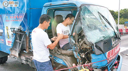 聖約翰救護導師替傷者施救。(文健雄攝)