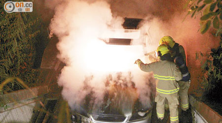 私家車在達福路被放火，消防射水撲救。
