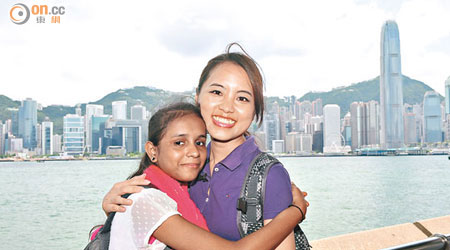 張婷芝（右）與娜達相隔五年後於香港重遇。（宣明會提供）