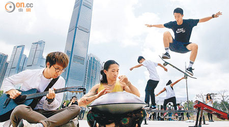 阿初（左二）盼公園可吸引市民參觀，令藝術家的作品有更多人欣賞。（蘇文傑攝）