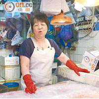市民反應<br>陳小姐（街市魚檔老闆）：「唔知香港（食物中鉛含量）規管原來咁寬鬆，都好驚收緊咗成本又貴啲，不過最緊要食得安心。」