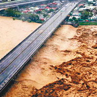 台北市<br>台北狂風大雨，碧潭橋下滾滾泥流。（互聯網圖片）