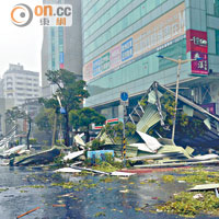 台北市<br>台北市中華路與漢口街交叉口的捷運站旁的鐵皮屋頂被整個吹起。