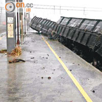 宜蘭縣<br>台鐵漢本站的載貨列車被吹至翻側。