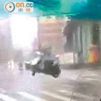高雄市<br>一輛電單車被吹起在空中轉圈。
