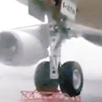 桃園市<br>停機坪上的飛機被強風吹離地面。（互聯網圖片）