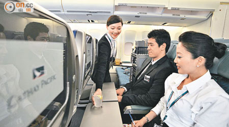 國泰航空會按不同飛機機型，為機艙服務員提供模擬訓練。（資料圖片）