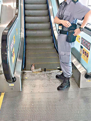 意外中的港鐵落馬洲站扶手電梯級邊組件剷起，有鞋及嬰兒車轆被夾住。（互聯網圖片）