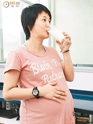 專家認為孕婦喝牛奶能提升鈣質吸收。