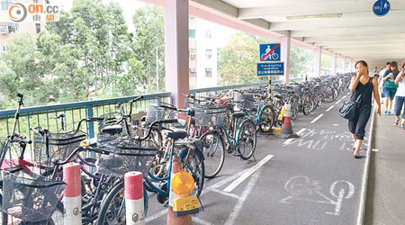 上水站外行人天橋長期有大量單車停泊。