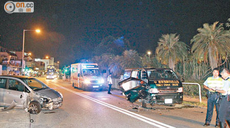 涉事兩車損毀嚴重。（文健雄攝）