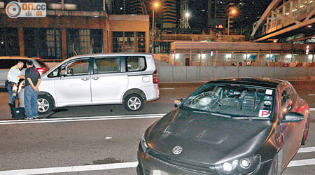 「P牌」私家車撞傷協助換胎男子後停於路旁。（王偉安攝）