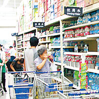 網傳北京及天津民眾憂心水源受污染，瘋狂到超市搶購食水。（互聯網圖片）