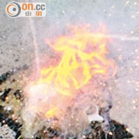 澆上水後白色晶體竟起火燃燒，有網民推測是氰化鈉。