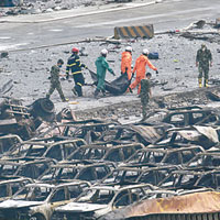 爆炸後 <br>核生化部隊在火場抬走多具屍體，車場如廢墟。（互聯網圖片）