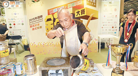 「香港金茶王」錢寶信有三十年沖奶茶經驗。（陳章存攝）