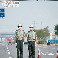 戴口罩警員封鎖通往爆炸核心區的通道。