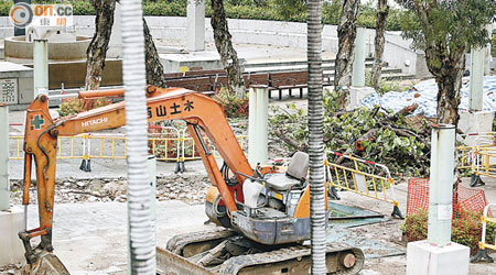 花園大半範圍已被圍封，並放置重型機器。（盧志燊攝）