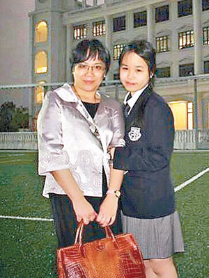 在香港曾讀哈羅公學的陳詠釿與母親在校園留影。（互聯網圖片）