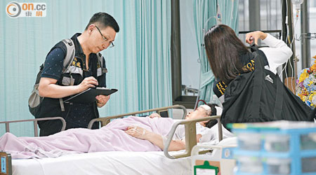 入境處人員到醫院探望受傷港人黃亞娟。(袁志豪攝)