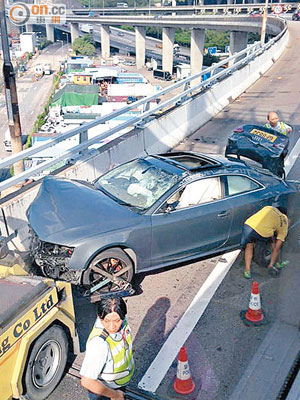 房車自炒後損毀嚴重。（網民提供）