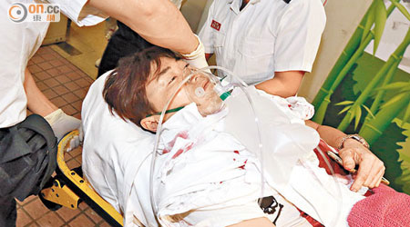 遇襲男子下顎被割傷，衣衫染血送院急救。（沈厚錚攝）