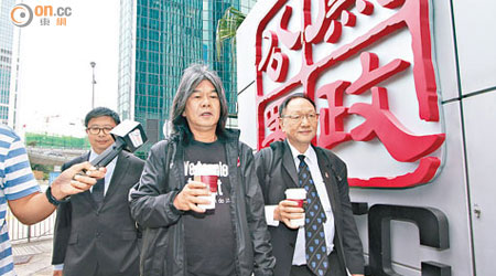 梁國雄昨早手持咖啡到廉政公署助查達三個半小時。