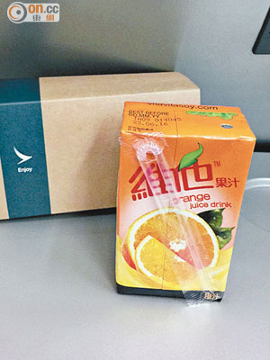 楊先生不滿國泰機艙服務大「縮皮」，飲品只是紙包橙汁。（受訪者提供圖片）