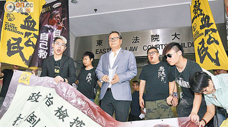 被告黃毓民涉嫌普通襲擊行政長官梁振英昨到庭提訊。