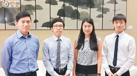 左起：黃文亨、吳偉聰、陳寶玲及劉睿明獲頒香港卓越獎學金，將赴海外升學。（周翠怡攝）