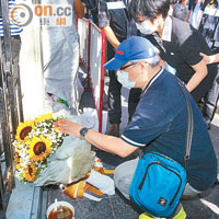 陳女家屬 <br>陳詠釿的父母手持太陽花致祭女兒，不停痛哭。