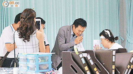 泰國華僑團體到醫院探望傷者黃亞娟。（袁志豪攝）