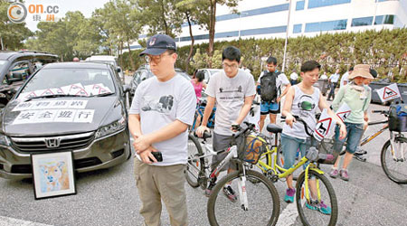 昨日有多人參與汽車及單車遊行，呼籲駕駛者多關注動物道路安全。（胡家豪攝）