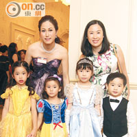 仁濟醫院總理葉恭正太太林麗珍（後左）將兩個囡囡（前左一及二）打扮成童話世界嘅小公主，同好友Joyce（後右）嘅一對子女襯到絕。