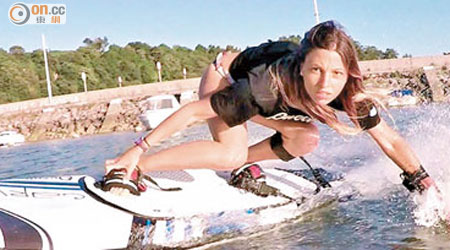 電動衝浪板可在平靜的水面滑行。