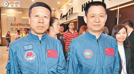 劉旺（左）及聶海勝出席活動，前者指相信有外星生物存在。（徐家浩攝）