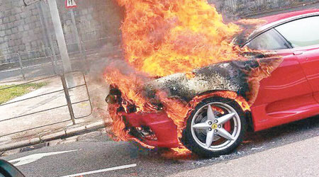 跑車車尾着火，猛烈焚燒。（互聯網圖片）