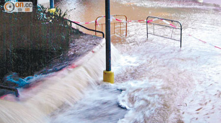 祥華邨地底水喉過去最少兩次因嚴重爆裂而造成水浸。（受訪者提供）