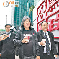現任社民連主席梁國雄（右二），早前亦到廉署總部助查長達三個半小時。（資料圖片）