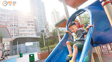 市民於夏日帶子女到康文署公園玩耍時要小心康樂設施的高溫表面。（馮穎瑜攝）