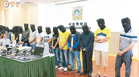 司警拘捕十七名男女。