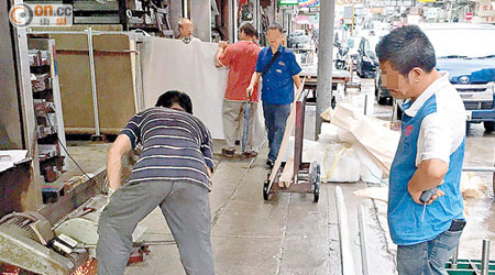 旺角新填地街有五金店舖常有職員於行人路上切割鐵板，產生大量火花。