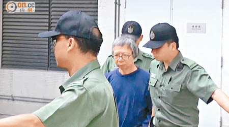 郭炳江（中）在懲教人員押送下到威院接受身體檢查。（陳嘉順攝）