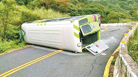 遊園旅遊巴翻側橫臥在公路中間。（互聯網圖片）