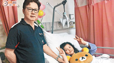 朱心宇仍留醫瑪嘉烈醫院，她聽到拉人消息更高舉V字手勢；左為其父親。