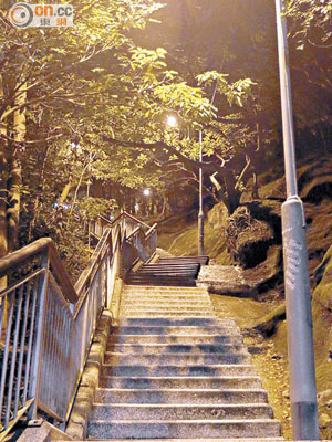 曉光街一帶的長樓梯僻靜陰暗。（王譯揚攝）