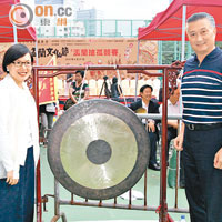 陳振彬（右）話娶到潮州女仔好幸福，左為民政事務局副局長許曉暉。
