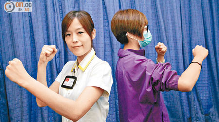 蘇婉貞（左）教導戒毒青年Elaine（右）玩帶氧拳擊，幫助她改善身體機能。（何天成攝）