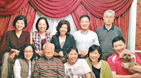 Ann（前右二）同家人歡送菲傭Lita（前排中）退休，其父蔣震（前左二）與其太太（前左），及一眾家人都有出席。（互聯網圖片）
