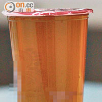 飲品店C 蜂蜜綠茶700CC<br>白利糖度（%Brix）：7<br>等同方糖顆數（顆）：11<br>換算熱量（千卡）：220
